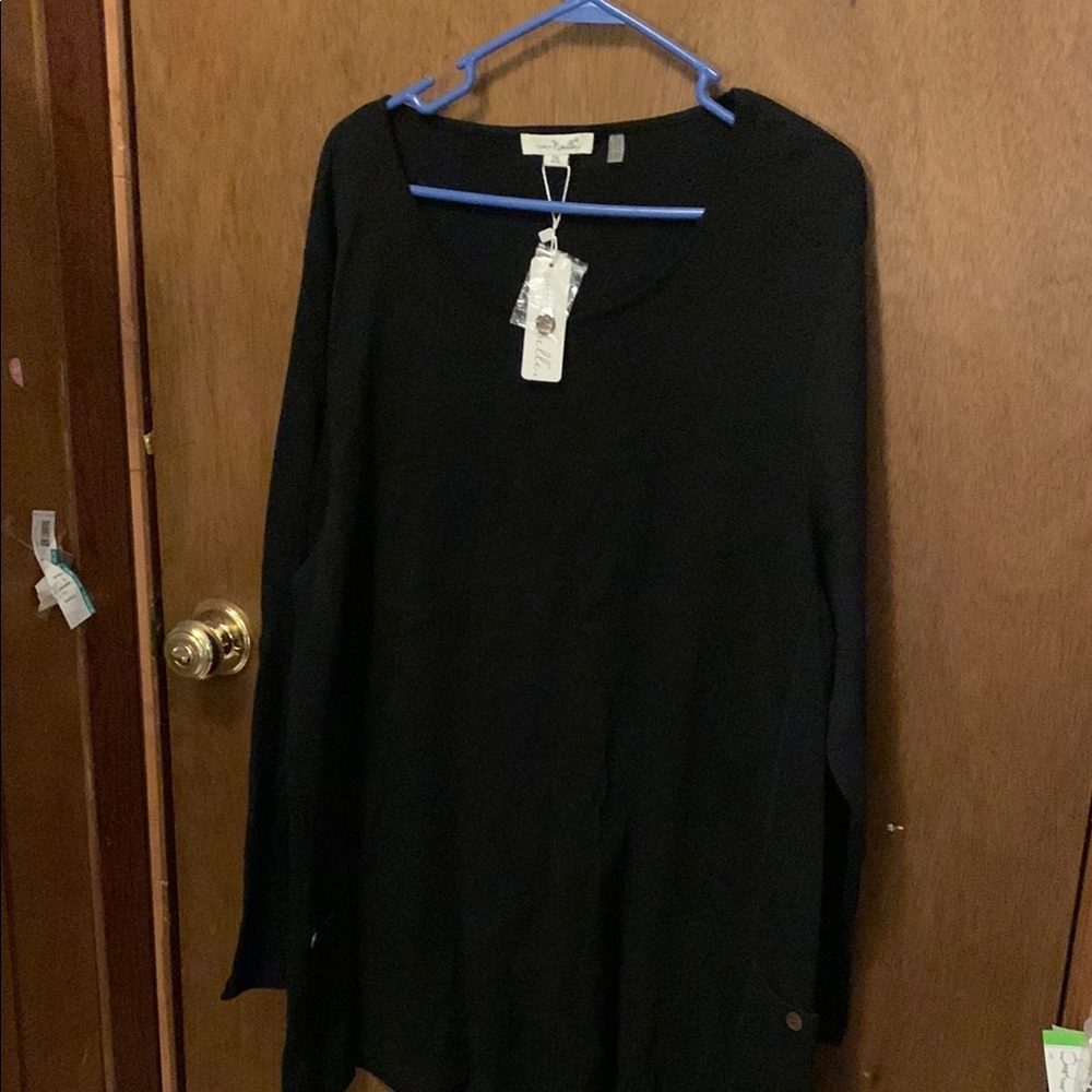 Simply Noelle Classic Black Tunic Top
